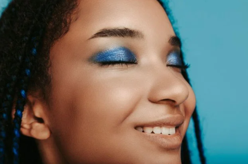 Maquillaje de ojos azul