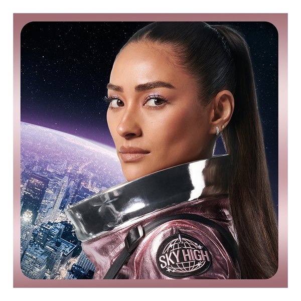 Modelo con pestanas largas y con volumen 1