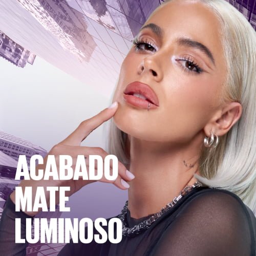 Modelo usando la base de maquillaje de Maybelline