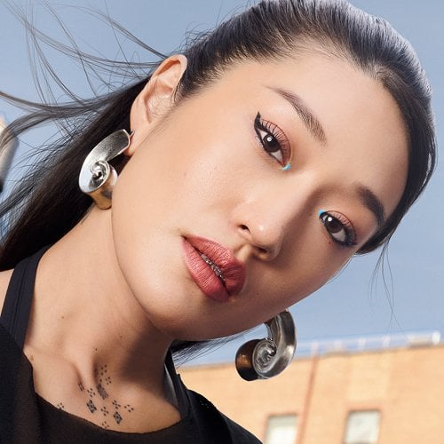 Modelo con makeup no makeup