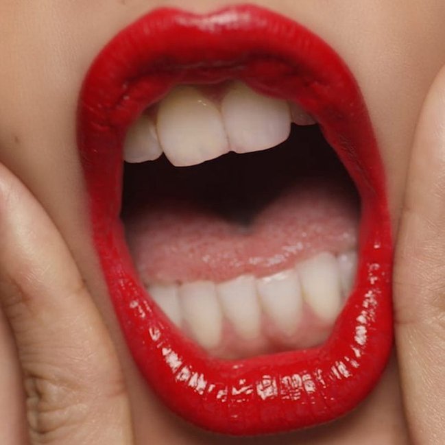 Labios rojos y brillantes