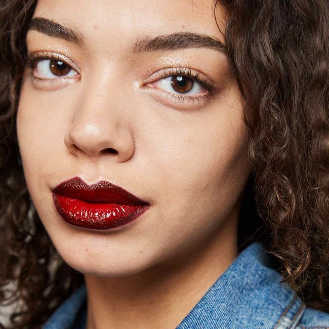 Maquillaje con labios rojos