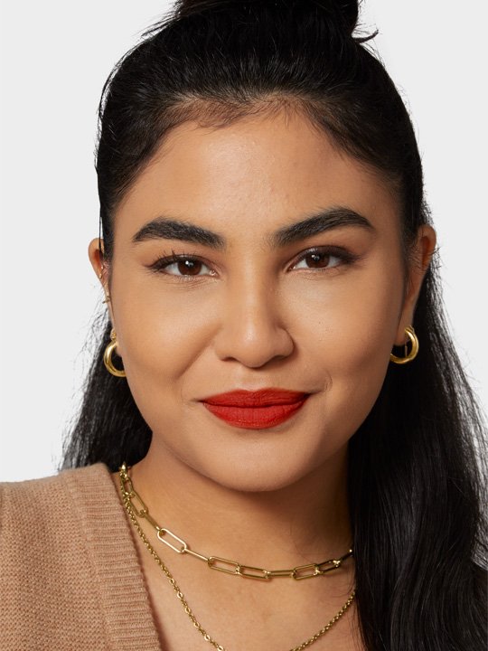 Modelo Maybelline con labial acabado mate