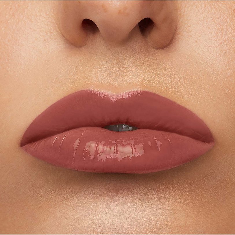 Modelo usando labial liquido