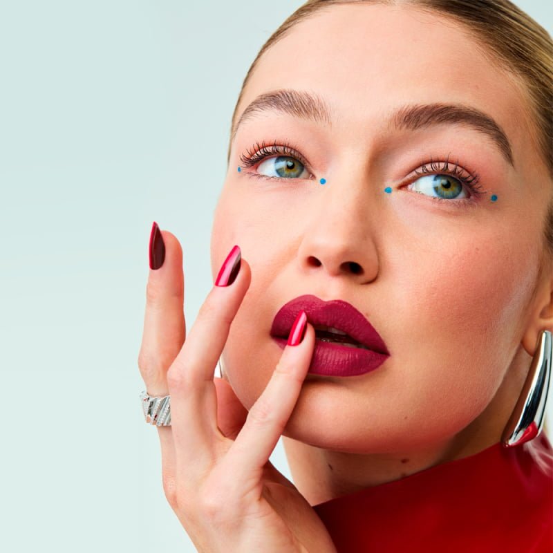 Modelo con labial rojo maybelline