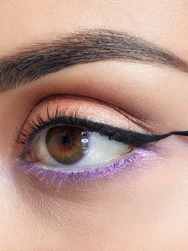 Woman applying Eyestudio Master Precise Liquid Liner