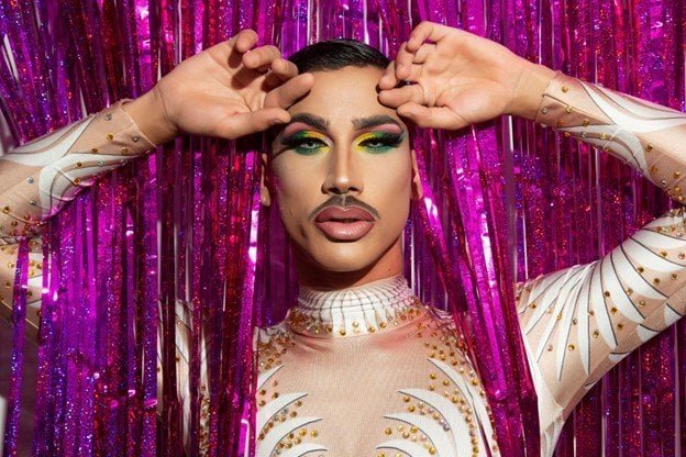 Maquillaje color blocking pride