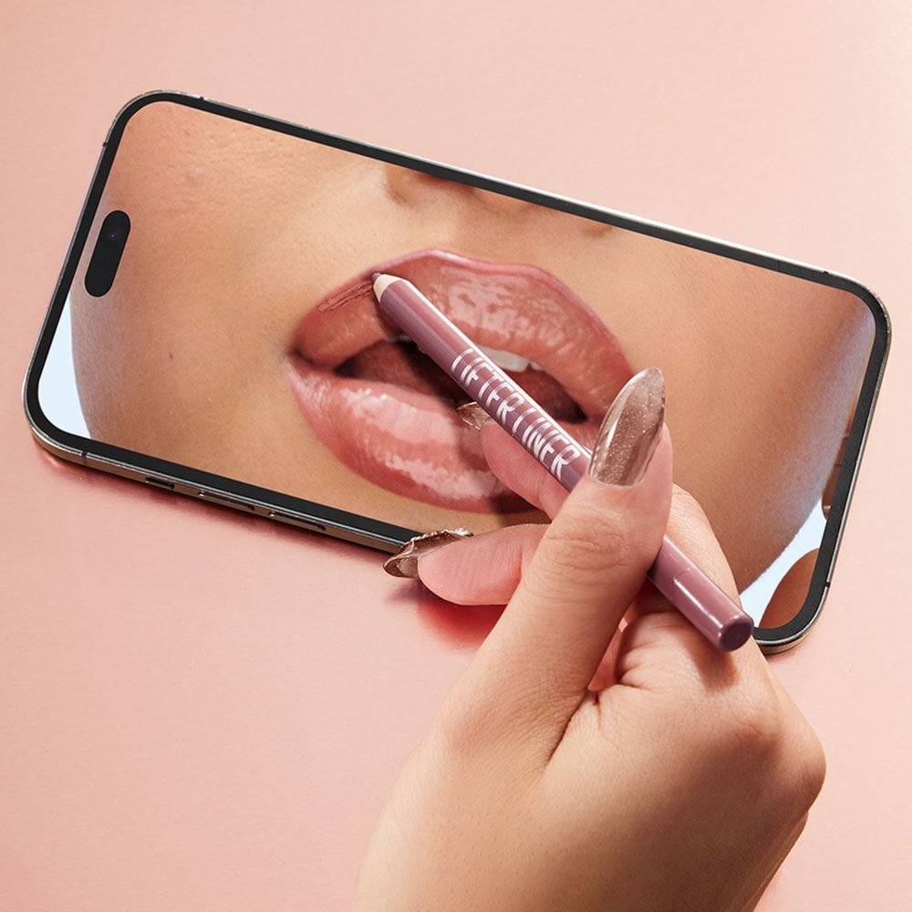 Mujer maquillndose con el delineador para labios Lifter Liner