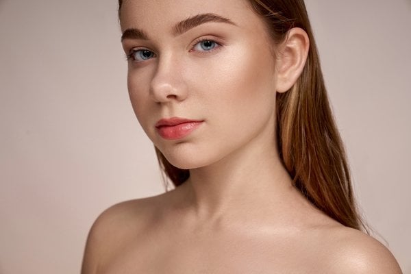 Modelo con labial color nude