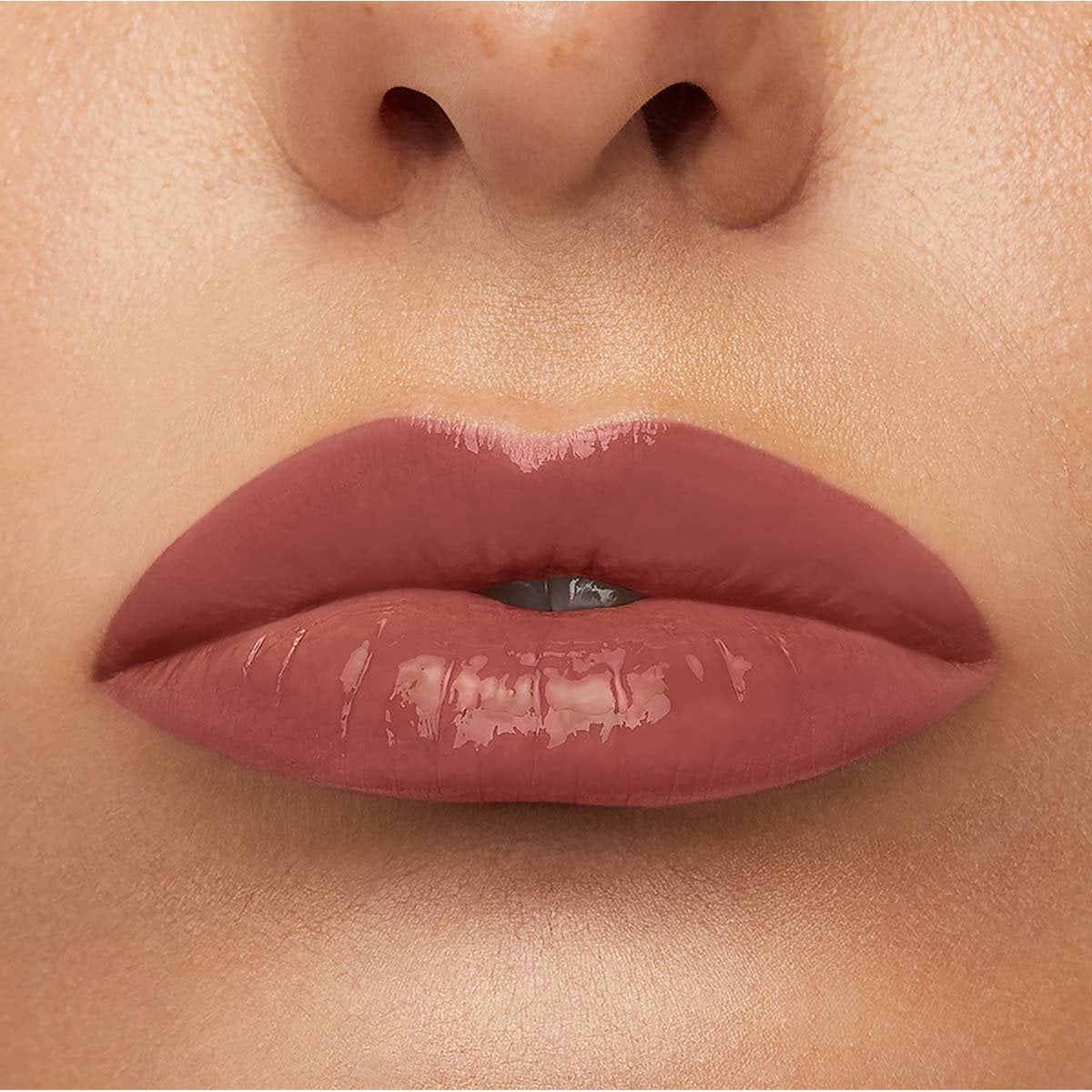 Modelo usando labial liquido